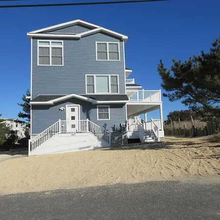 Ferienwohnung Beautifully Renovated First Floor Ocean Front Duplex